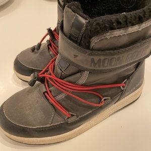Moon boots, kids, size 3.5 boys